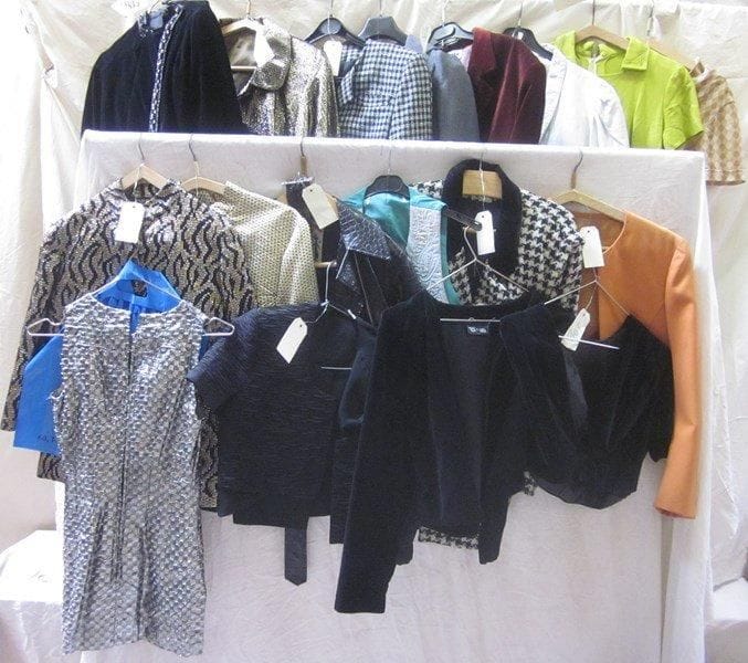 Une vingtaine de pièces dont tailleurs ou vestes pour femme, style XXe - Années 70-80. Matières: jersey, laine, reps, synthétique et velours.