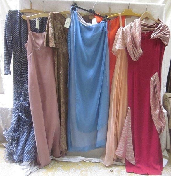 Six robes de soirée pour femme, style XXe - Années 70-80. Matières: voile et synthétique.