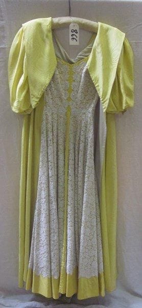 Une robe de soirée pour femme, style XXe - Années 50. Matières: dentelle et moire.
