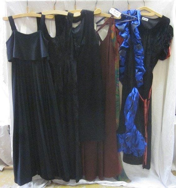 Sept robes de soirée pour femme, style XXe - Années 70-80. Matières: soie et synthétique.