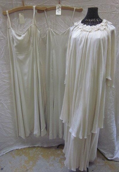 Trois robes de soirée pour femme, style XXe - Années 70-80. Matière: soie.