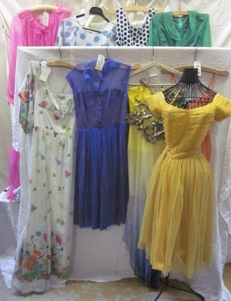 Neuf robes de soirée pour femme, style XXe - Années 70-80. Matière: voile.