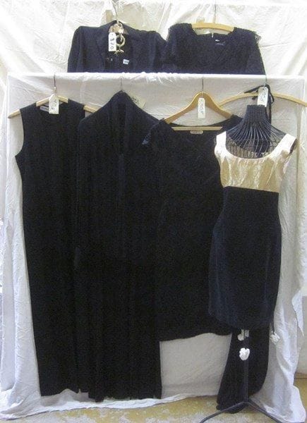 Sept robes de soirée pour femme, style XXe - Années 80. Matières: soie et synthétique.