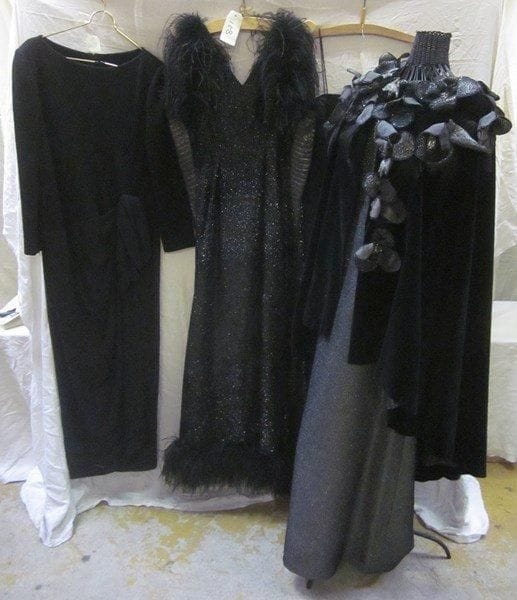 Quatre robes de soirée pour femme, style XXe - Années 70-80. Matières: plumes, poils et synthétique.