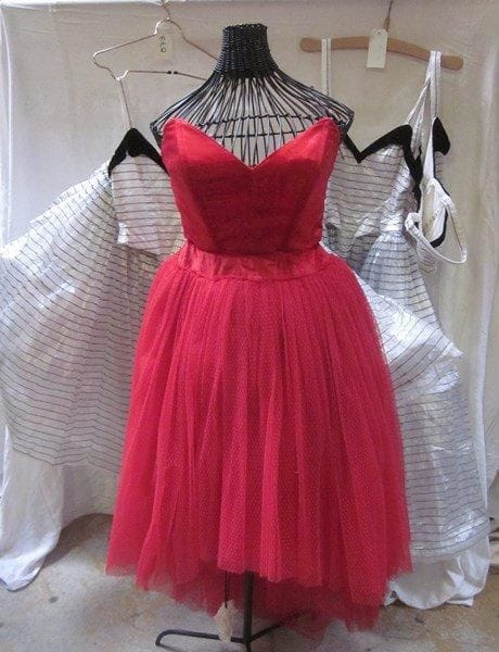 Trois robes de soirée pour femme, style XXe - Années 80. Matières: organza, tulle et velours.