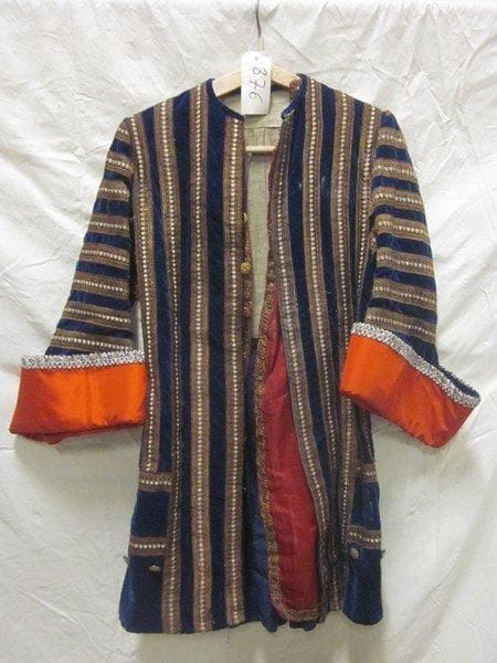 Un justaucorps pour enfant, style XVIIIe. Matières: soie et velours.