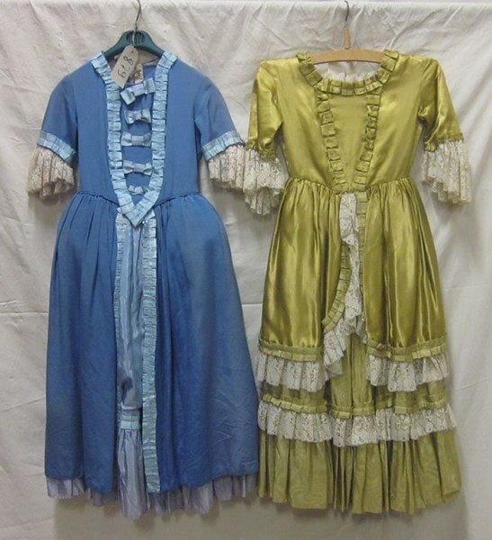 Deux robes pour enfant, style XVIIIe. Matières: reps et satin.