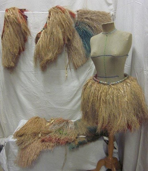 Neuf pagnes africains ou océaniens. Matières: paille ou raphia.