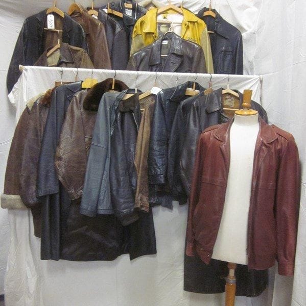 Environ vingt-deux vestes ou blousons pour homme en cuir.
