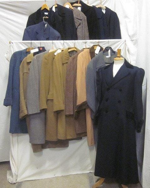 Seize manteaux pour homme, style XXe. Matières: lainage et soie.
