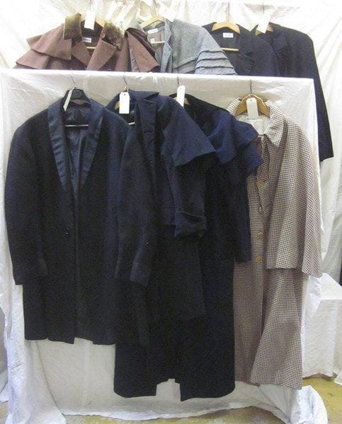 Huit manteaux pour homme, style fin XIXe - début XXe. Matière: laine.
