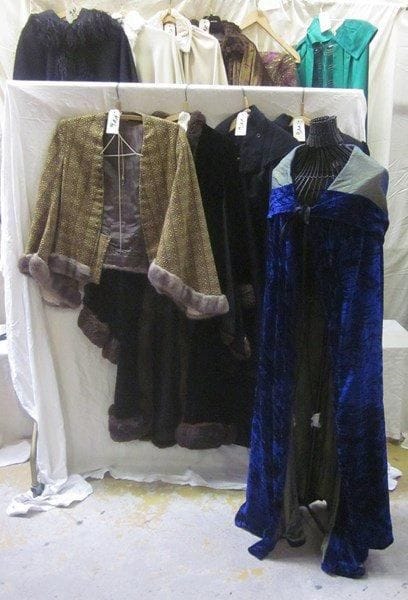 Une douzaine de capes pour femme, style XVIIe - XIXe. Matière: fourrure, laine, soie et velours.