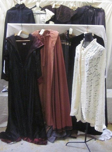 Dix capes pour femme, style XIXe-XXe. Matières: dentelle, lainage et velours.