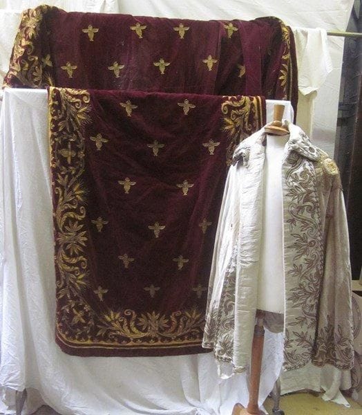 Trois capes pour homme, style Empire. Matières: velours de soie et velours.