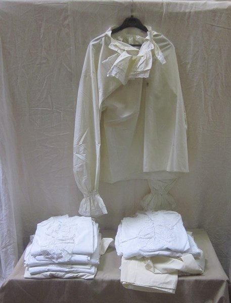 Une douzaine de chemise à jabots pour homme, style XVIIIe. Matière: coton.