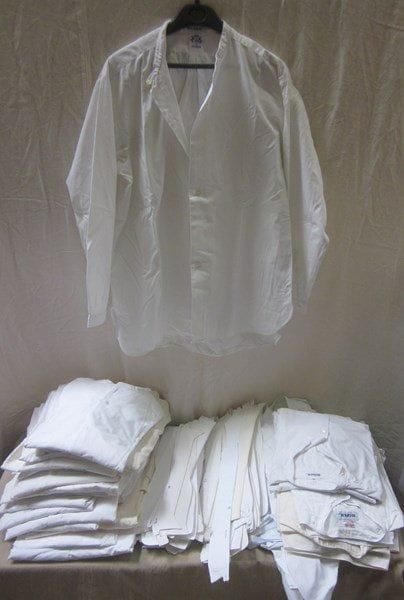 Environ trente-cinq chemises sans col pour homme, style XIXe-XXe. On joint des cols. Matière: coton. Tailles: 39 et 41.