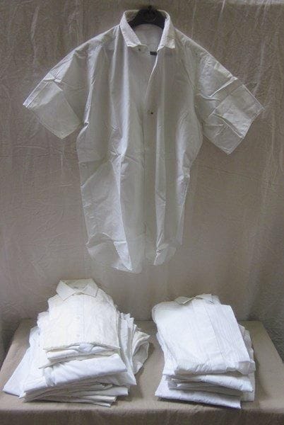 Une trentaine de chemises à cols tenant pour homme, style XXe. Matière: coton. Taille: 38 et 40.