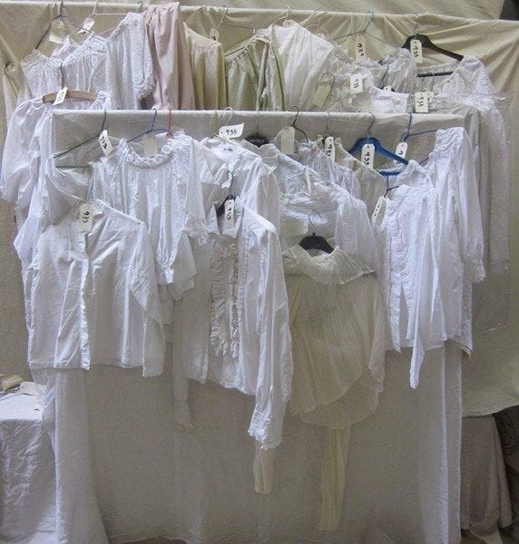 Une trentaine de chemises pour femme, style fin XIXe - début XXe. Matières: coton et soie.