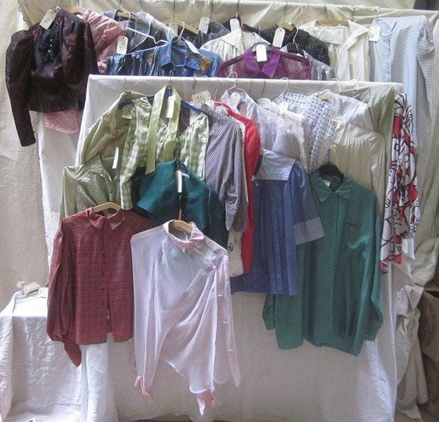 Environ trente-neuf chemises pour femme, de style XXe. Matières: coton et soie.