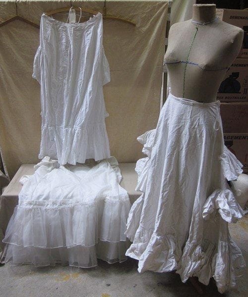 Trois jupons pour femme, style fin XIXe. Matières: coton et synthétique.