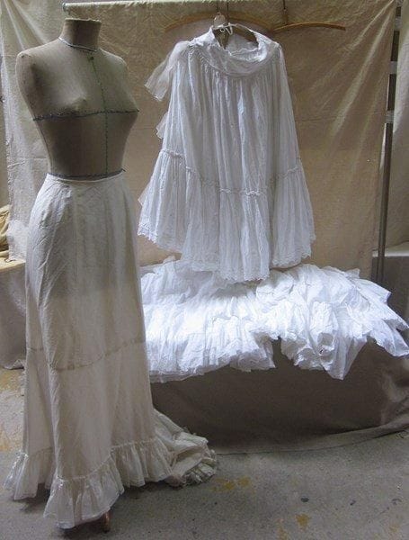 Quatre jupons pour femme, style fin XIXe. Matière: coton et soie.