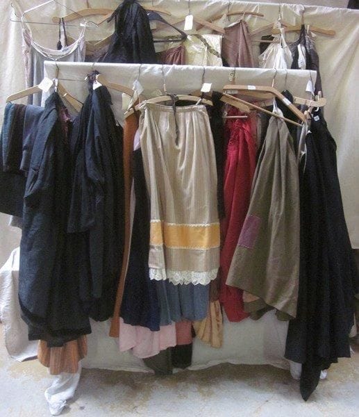 Fort lot de jupes pour femme, style XIXe-XXe. Matières: coton, lainage, satin, soie, synthétique et velours.
