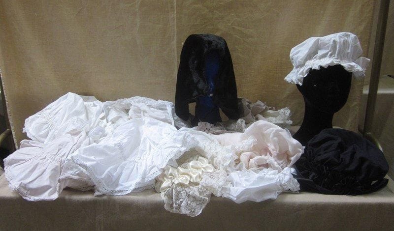 Une trentaine de bonnets/charlottes pour femme, style divers. Matières: coton et dentelle.