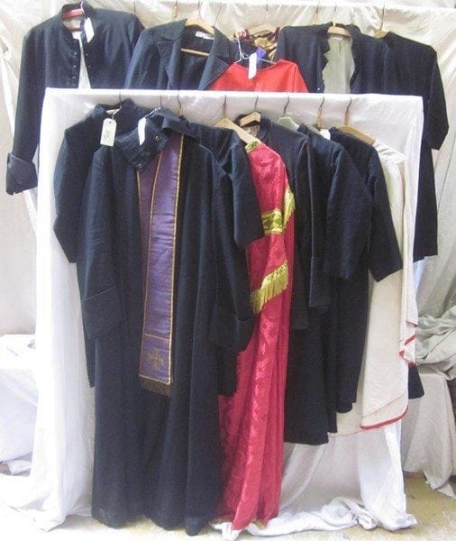 Dix-huit tenues religieuses pour homme dont soutanes, chapes, manteaux et divers. Matières: coton, lainage, damas, synthétique.