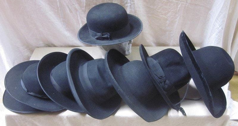 Huit chapeaux ronds en feutre pour homme, style Religieux.