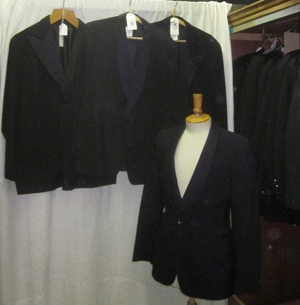 Une quinzaine de vestes bleues de smoking pour homme, style XXe.
