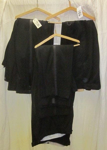Une quinzaine de pantalons noirs de smoking pour homme, style XXe.