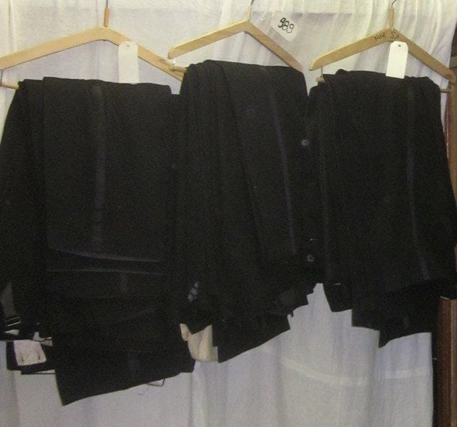 Une trentaine de pantalons noirs de smoking pour homme, style XXe.
