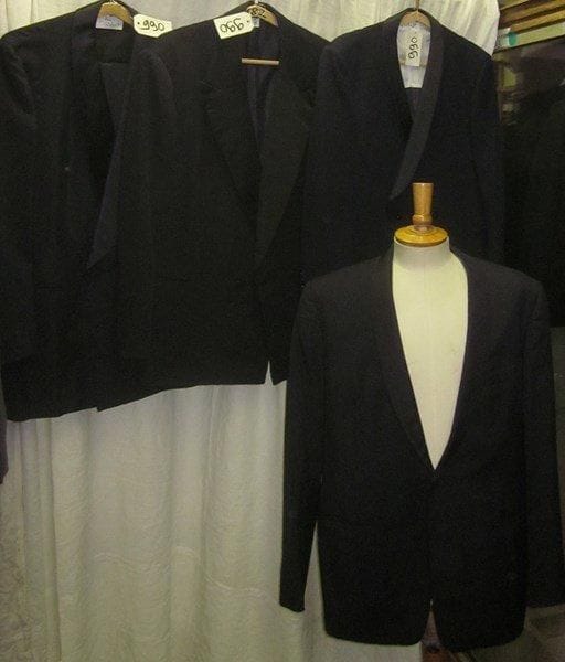 Une quinzaine de vestes bleues de smoking pour homme, style XXe.