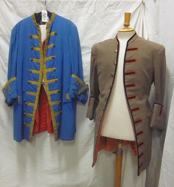 Deux costumes pour homme provenant du film Cartouche (de Philippe de Broca, 1962). Un justaucorps avec gilet, style XVIIIe porté par Monsieur Jess Hahn et un justaucorps, style XVIIIe, porté par Monsieur Jean Rochefort.