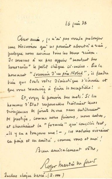 Roger MARTIN DU GARD (1881-1958)
12 L.A.S., 1924-1947, à un ami architecte; 21 pages formats divers (2 au dos de 3 cartes postales illustrées et 2 cartes de visite).
 Correspondance au sujet de la rénovation de son château du Tertre à Bellême (Orne).
 Paris 7 novembre 1924. L'état de santé de sa mère s'étant aggravé, il donne rendez-vous chez son frère: «Nous y serons seuls, et tranquilles»... 18 décembre, recommandations pour l'électricité et la peinture; il demande des estimations «d'avant-avant-avant projet»... Le Mée, Melun 30 avril 1925. Instructions pour «la petite cheminée Louis-Philippe», l'ameublement d'une alcôve, les portes du grand salon, etc. Pontigny 3 septembre. «Je ne pourrai m'occuper de galette avant la semaine prochaine»... Il demande une mise au point des sommes déjà versées par rapport au travail effectué; il faut, pour la fontaine, renoncer à la Diane... Le Tertre 5 janvier 1927, au sujet d'une «mystérieuse fuite d'eau»; résumé des mesures prises pour rendre étanches le toit et les murs... Rome 3 janvier 1937. L'idée de taper des amis l'épouvante: «impossible»; il a déjà mis dans le Tertre les 2/3 de la fortune paternelle, et a pour principe inflexible de ne jamais engager de dépense sans avoir de quoi y faire face, «seul et dernier luxe d'homme du XIXe s.!»... Précisions sur ses droits d'auteur, et sur l'immeuble de la rue du Dragon dont il est nu-propriétaire en indivision avec son frère... Rome 18 janvier. Dès que «quelque heureux hasard» lui garnira l'escarcelle, il donnera l'ordre de commencer les travaux. «"Taper", c'est emprunter»... Nice 9 février. «Grâce à votre vigilance, nous allons pouvoir attendre sans trop de catastrophes l'heure H des travaux futurs»... Bellême 16 juin 1938. Il n'appellera pas «honoraires» son chèque, mais épargnera sa susceptibilité en le nommant «souvenir d'un prix Nobel»: «voyez le pouvoir des mots! Si les hommes d'État responsables traitaient leurs divergences de points de vue sans entêtement de prestige [...] et cherchaient la "form