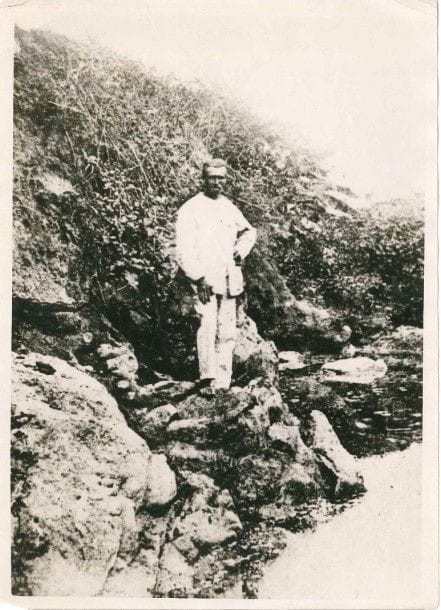 [Arthur RIMBAUD (1854-1891)]
Photographie, contretype ancien; 17,8 x 12,9 cm.
 Portrait en pied de Rimbaud en Abyssinie, annotée au dos par Léon Deffoux: «Photographie de Rimbaud en Abyssinie. Publiée, d'après une photographie appartenant à M. François Ruchon, par L'Intransigeant du 9 mars 1931».
