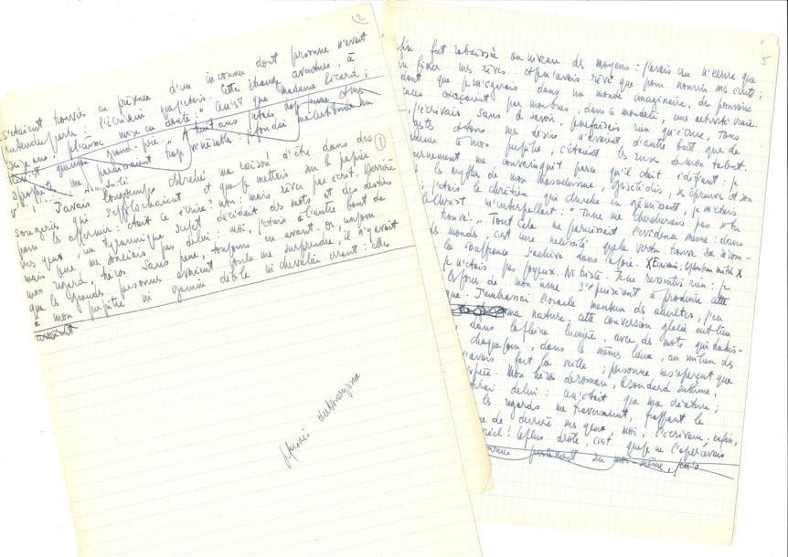 Jean-Paul SARTRE (1905-1980)
2 Manuscrits autographes pour Les Mots; sur 9 et 18 feuillets in-4 de papier quadrillé écrits au recto à l'encre bleu foncé.
 Deux importants fragments pour Les Mots, qui se rattachent à la deuxième partie, «écrire», mais qui n'ont pas été retenus dans le livre (Gallimard, 1964).
 Sartre, le plus souvent, n'a pas rempli les pages; il a tiré un trait après les lignes retenues (de 2 à 26), biffant la suite qui ne le satisfaisait pas et passant à une autre page pour rédiger une nouvelle suite; le texte de chacun de ces deux fragments est continu, et présente des phrases et des paragraphes entiers biffés.
 «J'avais longtemps cherché ma raison d'être dans des songeries qui s'effilochaient et que je mettais sur le papier pour les affermir: était-ce écrire? Non: mais rêver par écrit. Derrière mes yeux, un tyrannique sujet décidait des mots et des destins mais je ne me souciais pas de lui: moi, j'étais à l'autre bout de mon regard, héros sans peur, toujours en avant. Or, un jour que les grandes personnes avaient voulu me surprendre, il n'y avait à mon pupitre ni gamin débile ni chevalier errant: elles s'étaient trouvées en présence d'un inconnu dont personne n'avait entendu parler: l'écrivain que j'étais»... À huit ans, Sartre ne pouvait remettre en doute l'autorité de Mme Picard et de son grand-père sur sa vocation d'écrivain... «Je jalousais les détenus célèbres qui ont écrit dans l'ombre d'un cachot [...], sans espoir d'être publiés ni jamais lus: ils avaient eu des vies exemplaires. Injustement punis puis oubliés par leurs contemporains, la génération nouvelle ignorait jusqu'à leur nom et cette parfaite solitude leur donnait l'indépendance morale et matérielle: ils avaient le loisir de peindre les normes sans l'obligation de les fréquenter. Je me désolais: nul tyran ne s'offenserait de mes vertus, les Droits de l'Homme m'ôtaient ma dernière chance de puiser mon génie dans la réclusion»...
 Dans le second fragment, plus long, Sartre parle de lui-même comm