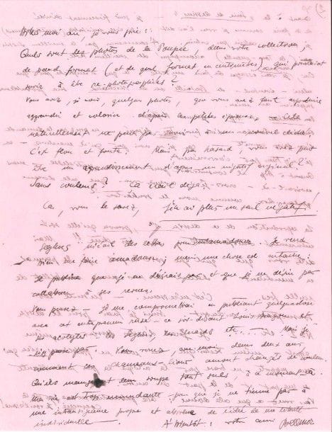 Hans BELLMER (1902-1975)
L.A.S., Revel 28 juillet 1945, à son ami l'éditeur Henri Parisot; 4 pages in-4 remplies d'une petite écriture sur papier fin rose.
 Longue lettre à propos de la nouvelle collection «Âge d'Or/Fontaine», aux éditions de la revue Fontaine.
 Bellmer commente quelques livres qu'il avait proposés pour la collection ? Ma vie de Cardan, Anton Reiser de Karl Philipp Moritz, etc. ?, et des pages d'Albert Béguin sur le Romantisme allemand. «Anton Reiser c'est ceci: Le livre unique de la manie du désespoir masochiste. Le livre unique de l'objet extérieur, mis en rapport immédiat, concret, avec l'état émotif. De là une poésie atroce doublée d'un "mal d'enfance" atroce. À côté de Novalis, d'Achim d'Arnim, de Brentano etc. ce livre, seul, est un document, des plus émouvants et des plus troublants que je connaisse. [...] si je vous ai dit que je crois être disposé et en mesure de faire des dessins pour ce livre ? ce n'est pas dit à tout hasard!»... Il parle avec moins d'enthousiasme d'Andreas Hartknopf de Moritz, et félicite Parisot de penser à La Comtesse Dolores d'Arnim, mais le met en garde contre L'Invalide fou, que Béguin a traduit, «probablement en prévision de la "collaboration" définitive de Pétain et d'Hitler. Vous n'ignorez pas que Arnim, à côté de sa production générale, de sa pensée automatique, était un poète prussien-national de premier ordre. Donc, dans les écoles allemandes on ne connaissait d'Arnim que deux choses: 1) Poèmes de la libération nationale (platitude nationaliste genre Aragon, Seghers, Éluard etc.) et 2) L'Invalide fou. Quant à la Série de dessins ? je suis férocement décidé à la faire comme je vous l'ai dit: si c'est inévitable (matériellement) je ferai ça cahier par cahier. À commencer par le meilleur dessin (la Tour-menthe) accompagné du meilleur texte. Oui, moi aussi, je vais essayer de faire un texte, ce qui n'empêche pas que celui ? éventuel ? de Bataille ou de Michaux sera probablement supérieur au mien. Pour Paulhan et Arp je suis scepti