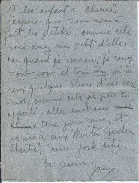 JOSEPHINE BAKER
L.A.S. «Joe» et L.S., New York 21 mars et 13 mai 1936, à Christina Abatino-Scoto à Rome; 4 pages in-8 et enveloppe, et 1 page in-4 dactyl.
 Rupture avec Pepito Abatino.
 21 mars, à Christina et Norina. Joséphine annonce aux soeurs de Pepito leur rupture. Elle travaille beaucoup et remporte un grand succès à New York, aussi bien au théâtre qu'au cabaret, «car j'ai un chez J.B. ici comme à Paris» (elle avait monté un nouveau "Chez Joséphine Baker", son cabaret à succès de Paris, dans une belle demeure de la 54e rue). Quant à sa rupture avec Pepito, cela était devenu préférable, mais ils se quittent amis, et elle ne veut rien changer dans ses rapports avec la famille Abatino: «vous été ma famille [?] je suis toujour votre soeur [?] Pepito et moi, nous somme plus ensemble, mais que veux tu, quand deux etre ne peu plus il le vau mieux pour les deux de ne plus reste ensemble, nous avont arranger nos affaire comme il faut, jai espere que nous somme toujour des bons amis, car tout meme nous ete neuf an ensemble, et c'est triste quans on rest ennime après temp d'année»... Rien n'a changé pour elle et elle continuera à offrir à la fille de Christina ses toilettes de la saison précédente: «mes costumes sont toujours à Leilia car elle est ma fille»? Elle demande des nouvelles des portées de ses chiennes Zouzou et Tamtam, laissées en pension chez Christina à Rome. On peut lui écrire au Winter Garden Theater de New-York...
 13 mai 1936, à Christina et Filippo. Elle annonce son retour imminent en Europe à bord du Normandie: «Je veux vous dire que je pars d'ici avec un grand succès et en remportant la satisfaction d'avoir surmontée tous les obstacles!» La saison est terminée à New York, «il fait déjà une chaleur de tropique»...
 On joint une photographie (13,3 x 9 cm) la représentant avec le couple Scoto, et 1 télégramme (New York 11 avril 1936).
