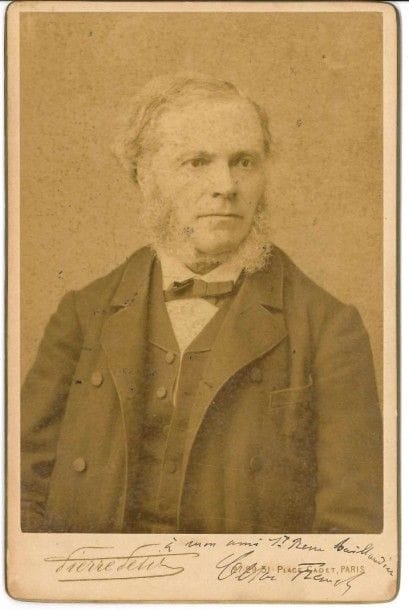 César FRANCK (1822-1890)
3 L.A.S. et une photographie dédicacée, 1886-1890, à Gabriel Saint-René Taillandier; 6 pages formats divers, une adresse, et 16,3 x 10,7 cm.
 Correspondance à son élève. [Gabriel Saint-René Taillandier (1861-1931), fils du célèbre critique et académicien, fut organiste à Saint-Germain-en-Laye, puis à Saint-Rémy-de ?Provence.]
 Mardi soir [Paris 27 juillet 1886]. «Êtes-vous libre pendant les deux mois de vacances et vous sentez vous en mesure de remplacer avec traitement Boelman [Léon Boëllmann] à l'orgue d'accompagnement de St Vincent de Paul?»; auquel cas il devra se rendre chez Gigout... Bordeaux [1890]. «C'est toujours pour mercredi n'est-ce pas [...] J'arriverai à Paris mercredi de grand matin je donnerai mes leçons jusqu'à onze heures ½ et à midi précises je serai à l'église que m'indiquera votre lettre de mariage»... à Bordeaux, «les répétitions ont été excellentes. Je suis très content»... S.d. «Je suis allé pour vous voir ce soir en sortant de Ste Clotilde, j'ai eu le regret de ne pas vous trouver mais aussi le plaisir d'apprendre que vous alliez mieux. Moi aussi je vous adresse mes meilleurs voeux». Il le convoque samedi avec son ami?
 Photographie de César Franck en buste par Pierre Petit, dédicacée au-dessous: «à mon ami St René Taillandier César Franck».

