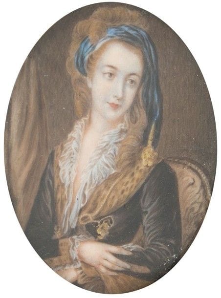 École CONTINENTALE,

Portrait de femme en robe marron à col de fourrure, assise, un foulard bleu dans les cheveux
Miniature ovale sur ivoire.
8 x 6,6 cm
Cadre en bois tourné et noirci, visière de laiton doré et ovale.
13,7 x 12,2 cm