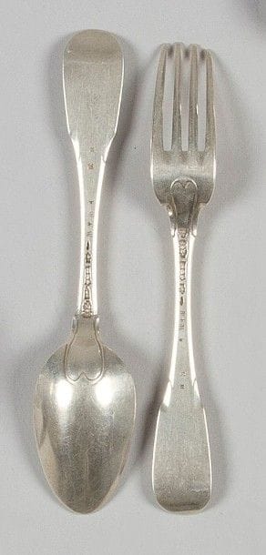 Couverts en argent modèle uniplat.
Niort, 1769.
Maître orfèvre: Pierre GARSUAULT, reçu en 1757.
Poids: 178 g