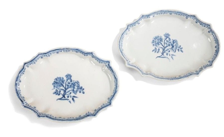MOUSTIERS

Deux plats ovales à bord contourné à décor en camaïeu bleu de fleurs et motifs de dentelles.
XVIIIe siècle.
Longueur: 41 cm