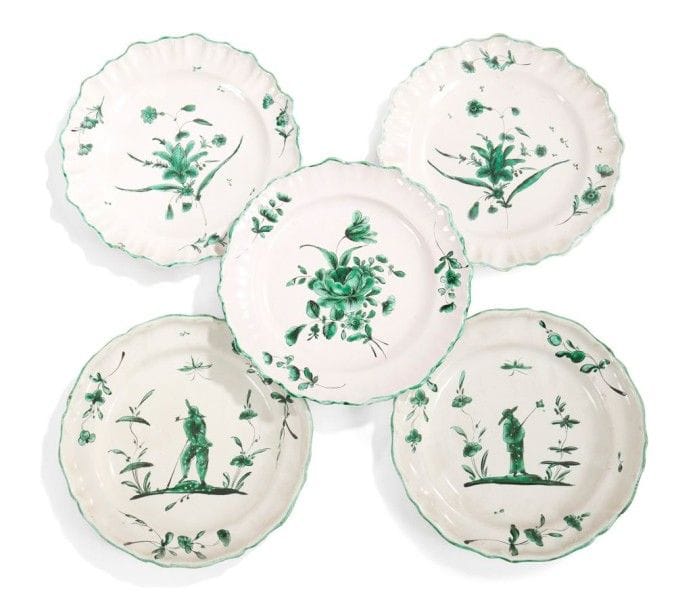 MOUSTIERS

Cinq assiettes à bord contourné à décor en camaïeu vert de fleurs et de Chinois.
Manufacture de Ferrat.
XVIIIe siècle.
Égrenures.