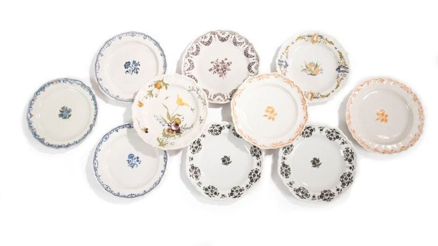 Moustiers et Toulouse

Dix assiettes à bord contourné à décor polychrome de fleurs et aux drapeaux.
XVIIIe siècle.
Deux assiettes fêlées et éclats.