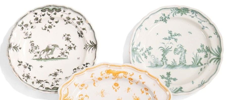 Moustiers et Lyon

Deux assiettes à bord contourné à décor en camaïeu vert d'un oiseau fantastique et d'un Chinois sur terrasse.
XVIIIe siècle.
Diamètre: 24 cm
Éclats.