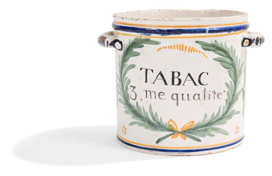 NORD DE LA FRANCE

Pot à tabac à deux anses en faïence à décor polychrome de l'inscription « Tabac 3.me qualité » entre deux palmes nouées.
XIXe siècle.
Hauteur: 20 cm