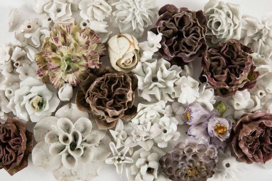 France et Allemagne

Lot de huit fleurs en porcelaine polychrome et 73 fleurs en porcelaine blanche.
XIXe siècle.
Quelques éclats.