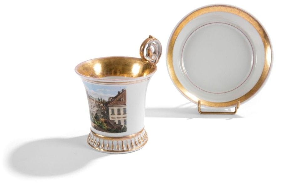 Tasse et soucoupe en porcelaine à décor imprimé d'une vue de ville.
XIXe siècle.
Hauteur: 13 cm
