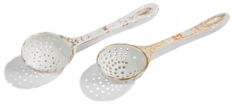PARIS

Deux cuillers à sucre en porcelaine à décor en or et orangé de filets.
XIXe siècle.
Longueur: 21 cm
éclat à l'une.
